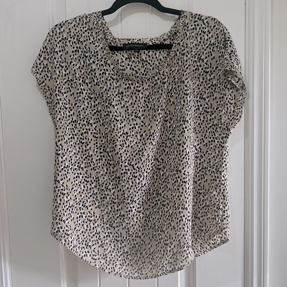 Banana Republic Animal Print dotted cap short sleeve blouse size small